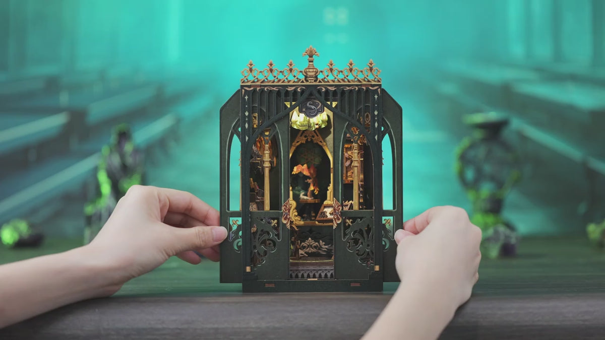 Charger la vidéo: Book Nook The Darkness Herbarium